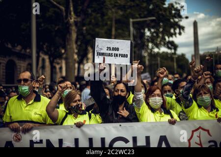 Barcellona, Spagna. 18 Giugno 2020. I lavoratori della Nissan gridano slogan mentre protestano contro la chiusura dello stabilimento a Barcellona, che si traduce nella perdita di circa 2800 posti di lavoro diretti e circa 20000 posti di lavoro indiretti nel mezzo della crisi del coronavirus Barcellona, Spagna. 18 Giugno 2020: Credit: Matthias Oesterle/Alamy Live News Foto Stock