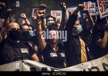 Barcellona, Spagna. 18 Giugno 2020. I lavoratori della Nissan gridano slogan mentre protestano contro la chiusura dello stabilimento a Barcellona, che si traduce nella perdita di circa 2800 posti di lavoro diretti e circa 20000 posti di lavoro indiretti nel mezzo della crisi del coronavirus Barcellona, Spagna. 18 Giugno 2020: Credit: Matthias Oesterle/Alamy Live News Foto Stock