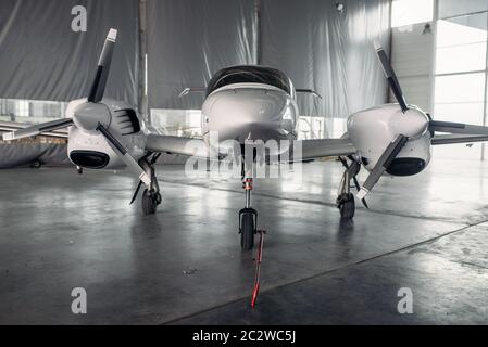 Privata-turbo elica aereo in hangar aereo su ispezione prima del volo.Business il trasporto aereo sul piano a turboelica Foto Stock