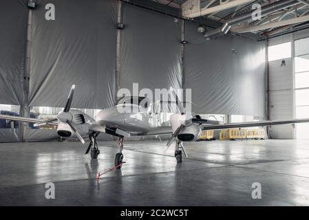 Privata-turbo elica aereo in hangar aereo su ispezione prima del volo.Business il trasporto aereo sul piano a turboelica Foto Stock