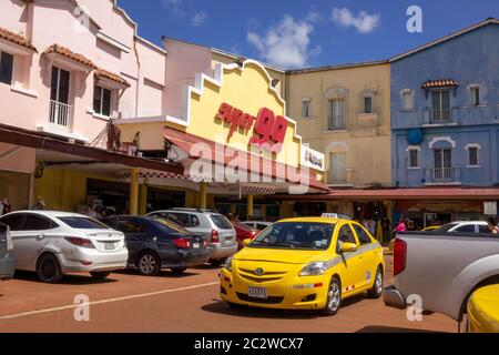 Super 99 Supermarket al terminal delle navi da crociera di Colon, Repubblica di Panama, si trova nella zona di libero scambio (Freezone) di Colon Foto Stock