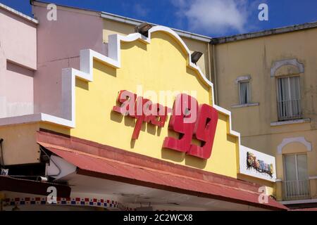 Super 99 Supermarket al terminal delle navi da crociera di Colon Repubblica di Panama si trova nella zona di libero scambio (Freezone) di Colon Foto Stock