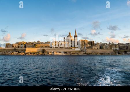 Vista panoramica dello skyline di la Valletta al bellissimo tramonto da Sliema Foto Stock