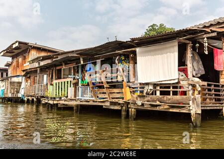 Shanty-città vicino al lago in Asia Foto Stock