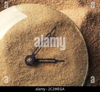 La faccia di un orologio pieno di sabbia Foto Stock