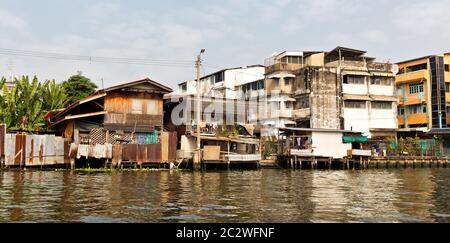 Shanty-cittadina nei pressi di acqua sporca in Bangkok Foto Stock