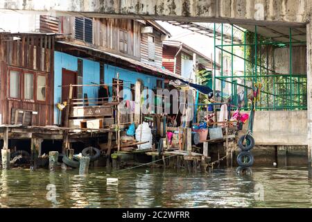 Baracca sporca sul canal in Thailandia Foto Stock