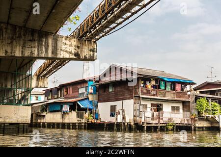 Ghetto sporco sul canal in Thailandia Foto Stock