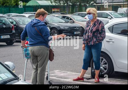 Bandon, West Cork, Irlanda. 18 Giugno 2020. Due donne indossano maschere nel parcheggio del Riverview Shopping Centre, Bandon, per proteggersi dal Covid-19. Credit: Notizie dal vivo di AG/Alamy Foto Stock