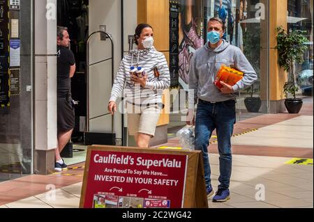 Bandon, West Cork, Irlanda. 18 Giugno 2020. Una coppia indossa maschere per il viso nel Riverview Shopping Centre, Bandon, per proteggersi dal Covid-19. Credit: Notizie dal vivo di AG/Alamy Foto Stock