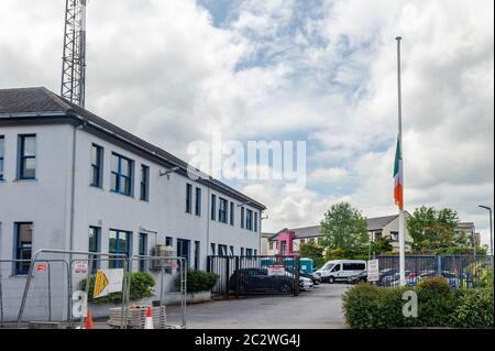 Bandon, West Cork, Irlanda. 18 Giugno 2020. Il Tricolore irlandese alla stazione di Bandon Garda è stato volato a metà albero oggi come segno di rispetto al Detective Garda Colm Horkan, assassinato a Castlerea, Co. Roscommon ieri sera. Garda Horkan fu fucilato con la sua arma da un uomo negli anni '40, che ora è in custodia. Credit: Notizie dal vivo di AG/Alamy Foto Stock