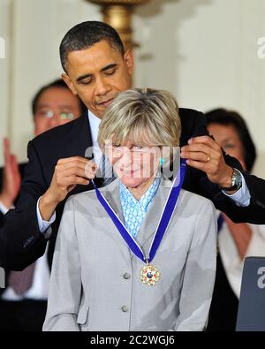 Il presidente degli Stati Uniti Barack Obama e la prima signora Michelle Obama presentano la Medaglia della libertà del 2010, 'il più alto onore civile della nazione presentato a persone che hanno dato contributi particolarmente meritevoli alla sicurezza o agli interessi nazionali degli Stati Uniti, alla pace mondiale, O a iniziative culturali o di altro tipo pubblico o privato, all'ex ambasciatore degli Stati Uniti in Irlanda Jean Kennedy Smith in una cerimonia nella stanza orientale della Casa Bianca a Washington, DC martedì 15 febbraio 2011. Credit: Ron Sachs/CNP | utilizzo in tutto il mondo Foto Stock
