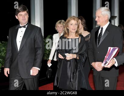 Washington, DC - 5 dicembre 2009 -- da sinistra a destra: William Kennedy Smith, Jean Kennedy Smith, Caroline Kennedy Schlossberg ed Edwin Schlossberg arrivano per la cena ufficiale dell'artista al Dipartimento di Stato degli Stati Uniti a Washington, DC sabato 5 dicembre 2009.Credit: Ron Sachs/CNP (RESTRIZIONE: NESSUN giornale o giornale di New York o del New Jersey entro un raggio di 75 miglia da New York City) | uso in tutto il mondo Foto Stock