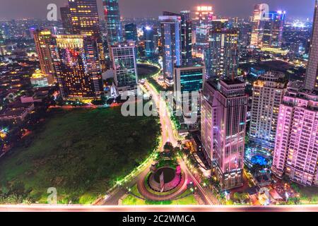 La metropoli più trafficate della notte, Mega Kuningan, ma sta diventando una bella vista con la luce mozzafiato Foto Stock