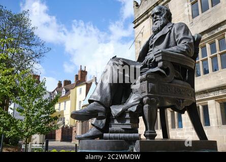 Statua di Charles Darwin fuori della vecchia scuola di Shrewsbury dove è stato educato Foto Stock