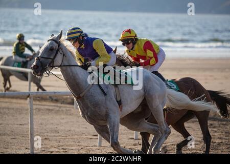 Rossbeigh Beach, Irlanda - 25 agosto 2019: Corse di cavalli a Rossbeigh Beach nella contea di Kerry, Glenbeigh Festival & Races si svolge ogni anno al th Foto Stock