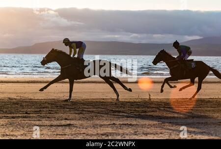 Rossbeigh Beach, Irlanda - 25 agosto 2019: Corse di cavalli a Rossbeigh Beach nella contea di Kerry, Glenbeigh Festival & Races si svolge ogni anno al th Foto Stock