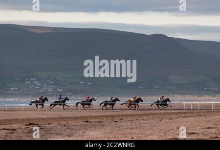 Rossbeigh Beach, Irlanda - 25 agosto 2019: Corse di cavalli a Rossbeigh Beach nella contea di Kerry, Glenbeigh Festival & Races si svolge ogni anno al th Foto Stock