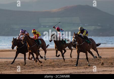 Rossbeigh Beach, Irlanda - 25 agosto 2019: Corse di cavalli a Rossbeigh Beach nella contea di Kerry, Glenbeigh Festival & Races si svolge ogni anno al th Foto Stock