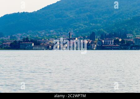 Due anatre galleggiano tranquillamente sulla superficie del lago d'Iseo Foto Stock
