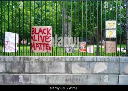 PRINCETON, NJ -12 GIU 2020- Vista di segni manoscritti su Black Lives materia dopo l'assassinio di George Floyd attaccato ad una recinzione su Nassau Street i Foto Stock
