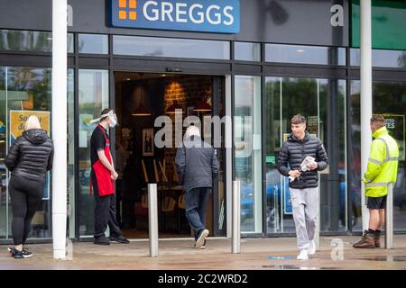 Cardiff, Galles, Regno Unito. 18 Giugno 2020. Un uomo entra e un uomo esce da un negozio Greggs nel parco al dettaglio di Leckwith mentre la catena riapre i negozi in Galles dopo il blocco del coronavirus. Credit: Mark Hawkins/Alamy Live News Foto Stock