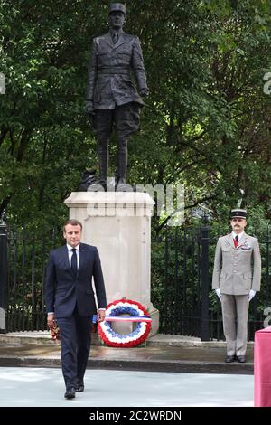 il presidente francese Emmanuel Macron depone una corona ai piedi delle statue di Charles de Gaulle durante una cerimonia ai Carlton Gardens di Londra durante la sua visita nel Regno Unito. Foto Stock