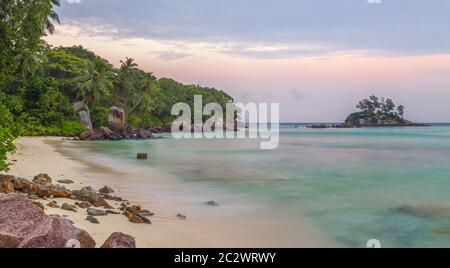 Anse Royale al tramonto spiaggia sabbiosa a Mahe Seychelles. Foto Stock