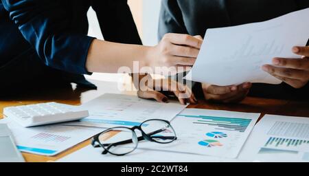 La gente di affari sono riuniti per dati di analisi le figure per pianificare le strategie aziendali. Business discutendo di concetto Foto Stock