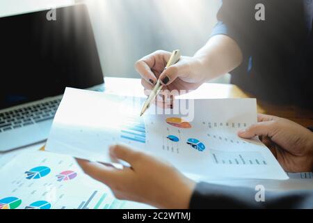 Primo piano incontro tra uomini d'affari per discutere la situazione sul mercato. Concetto finanziario aziendale Foto Stock