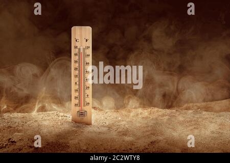 Termometro con temperatura elevata sul deserto con un background polverosi. Canicola concept Foto Stock