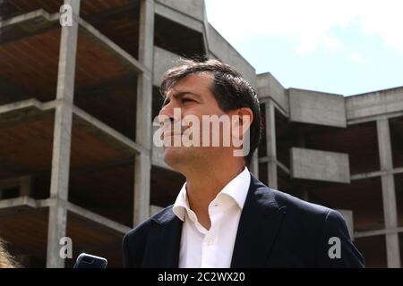 Roma, Italia . 18 Giugno 2020. Il Presidente della Regione Lazio Zingaretti visita i cantieri di edilizia pubblica. Momenti di tensione per alcuni residenti che protestavano contro il governo regionale. Credit: SPP Sport Press Photo. /Alamy Live News Foto Stock