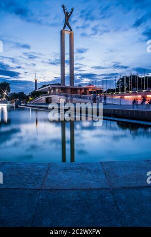 Cielo limpido di fronte al monumento di liberazione di Irian Jaya, il momento migliore per gustare una tazza di tè a Lapangan Banteng Jakarta Foto Stock