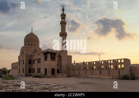 Il complesso funebre di Emir Qurqumas nel Cielo di tramonto, al Cairo in Egitto Foto Stock