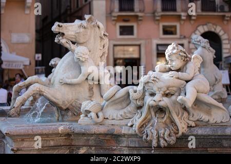 Fontana del Nettuno sulla piazza Navona di Roma Foto Stock