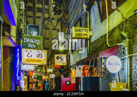 Scena notturna di Shinjuku Golden Gai Area, Tokyo, Giappone Foto Stock