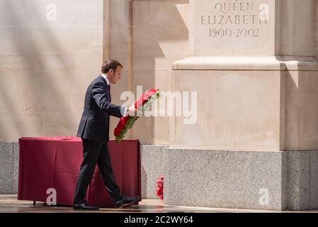 Westminster, Londra, Regno Unito. 18 Giu 2020. Il presidente francese Emmanuel Macron si reca a Londra in occasione dell'80° anniversario del discorso "Appel" di Charles de Gaulle, considerato l'origine della resistenza francese all'occupazione tedesca durante la seconda guerra mondiale Macron è ospitato dal principe Carlo e dalla duchessa di Cornovaglia a Clarence House, prima di partecipare a colloqui a Downing Street. Pose una corona al Re Giorgio VI e alla Regina Elisabetta Memorial Foto Stock