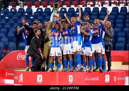 Roma, Italia - 17 giugno 2020: I giocatori del SSC Napoli festeggiano con il trofeo dopo aver vinto la Coppa Italia al termine della finale di Coppa Italia tra il SSC Napoli e il Juventus FC. SSC Napoli ha vinto 4-2 su Juventus FC dopo calci di pena, i tempi regolari sono terminati 0-0. Credit: Nicolò campo/Alamy Live News Foto Stock