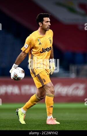 Roma, Italia - 17 giugno 2020: Gianluigi Buffon della Juventus FC in azione durante la finale di Coppa Italia tra il SSC Napoli e la Juventus FC. SSC Napoli ha vinto 4-2 su Juventus FC dopo calci di pena, tempo regolare è terminato 0-0. Credit: Nicolò campo/Alamy Live News Foto Stock