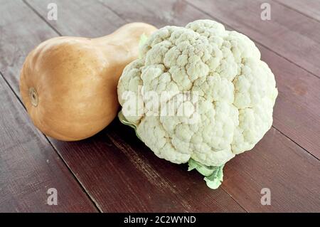 Zucca e cavolfiore su un tavolo. Set per zuppa di verdure. Foto Stock