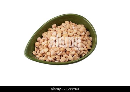Piselli spezzati di colore giallo crudo in un recipiente a piastra verde isolato su sfondo bianco Foto Stock