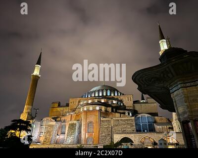 Ayasofya Museum, Hagia Sophia nel parco Sultan Ahmet a Istanbul, Turchia 25 ottobre 2019 in una bella scena notturna estiva e st Foto Stock