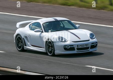 2008 Porsche Cayman S bianca; veicoli veicolari, automobili che guidano veicoli su strade del Regno Unito, motori, automobili sull'autostrada M6 Foto Stock