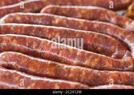 Salsicce per barbecue. Salsicce fresche per grigliare. Salsicce di maiale. Carni fresche macinate nell'intestino Foto Stock