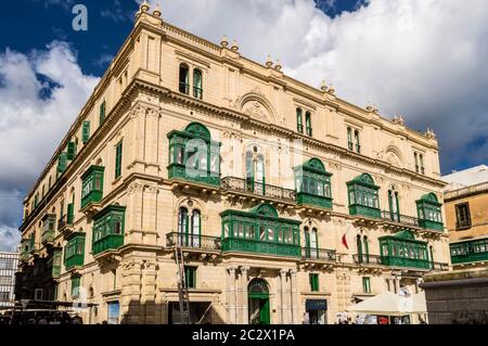 Vista di un edificio situato nella città di Valletta a Malta. Foto Stock