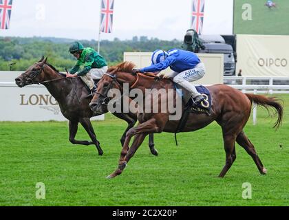 Molatham rideden da Jim Crowley (a destra) vince la maglia Stakes durante il terzo giorno di Royal Ascot all'ippodromo di Ascot. Foto Stock