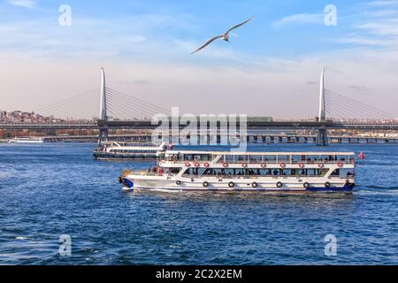 Ferries sul Bosforo e il Metro Halic Bridge, Istanbul. Foto Stock