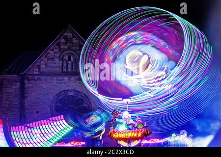 Strisce di luce di una giostra, All Hallows funfair nella città vecchia, Soest, Germania, Europa Foto Stock