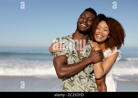Felice coppia passare il tempo insieme sulla spiaggia Foto Stock