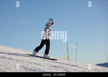 Snowboarder in discesa Foto Stock